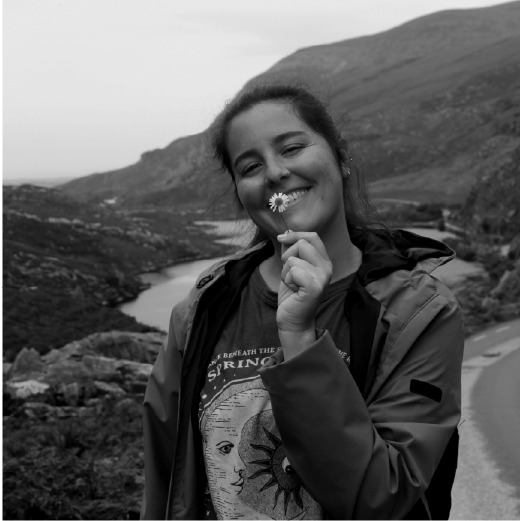 MARIANA MEDINA foto of Maru smiling and holding a flower